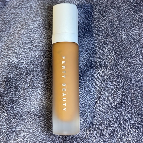 Fenty 425 Pro Filt’r Soft Matte Longwear Foundation - Picture 4 of 5